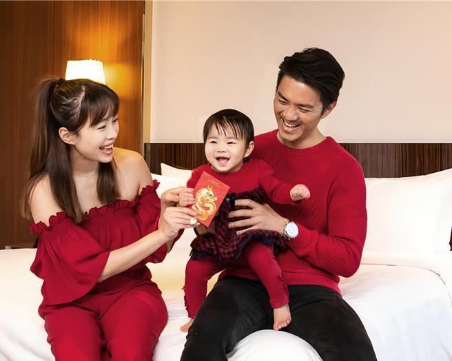 「新春财蛇到 红包大FUN送」住房专案，享房费满千送百红包回馈，可选饭店现金抵用券或远东SOGO礼券。（台北远东香格里拉提供）