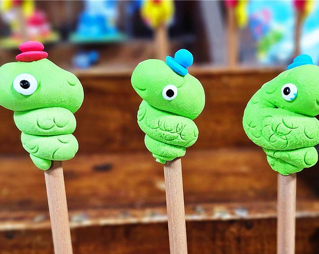 「新春财蛇到 红包大FUN送」住房专案，住客凭房卡可免费领取限量的手作捏麵人或立体春字剪纸1份。（台北远东香格里拉提供）