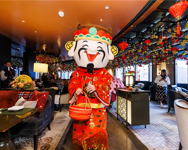 饭店业者预计于1月29日大年初一，安排财神爷于用餐时段现身各餐厅，发送开运糖。（台北远东香格里拉提供）