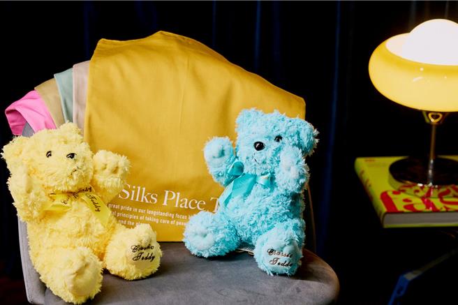 「晶蛇迎新春」住房专案节庆赠礼可选萌趣泰迪熊绒毛玩偶或饭店环保又实用的「永续岛屿提袋」。（台南晶英酒店提供）