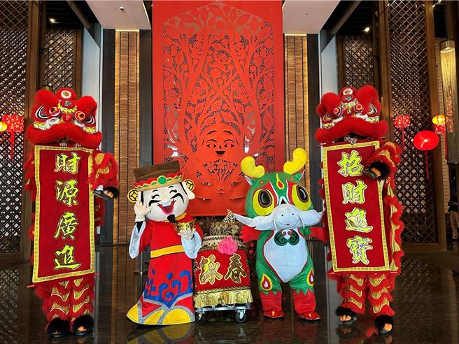 新春期间，台南晶英精心规划舞龙舞狮表演、春联盖章拓印等年味浓厚的活动，让旅客感受福气满满的金蛇年。（台南晶英酒店提供）