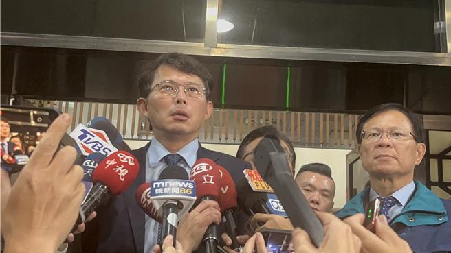 民眾党立委黄国昌表示，感到震惊，无法容忍民进党的黑手伸入司法，柯文哲不会放弃。(张珈瑄摄)