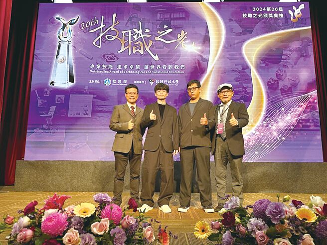 树德科大视传系荣获技职之光师生合影；图为指导老师杨裕隆（左起）、创作人林竑陞、创作人徐竣哲、杨肇傅主任。图／树德科大提供