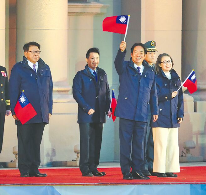 赖清德总统（前左）与副总统萧美琴（前右）1日出席总统府升旗典礼，这是赖总统就任后首度参与府前元旦升旗。赖总统与萧副总统在台上挥舞国旗。（陈君玮摄）