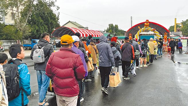 南投县紫南官元旦发送钱母吸引大批民眾前往排队领取。（冯惠宜摄）