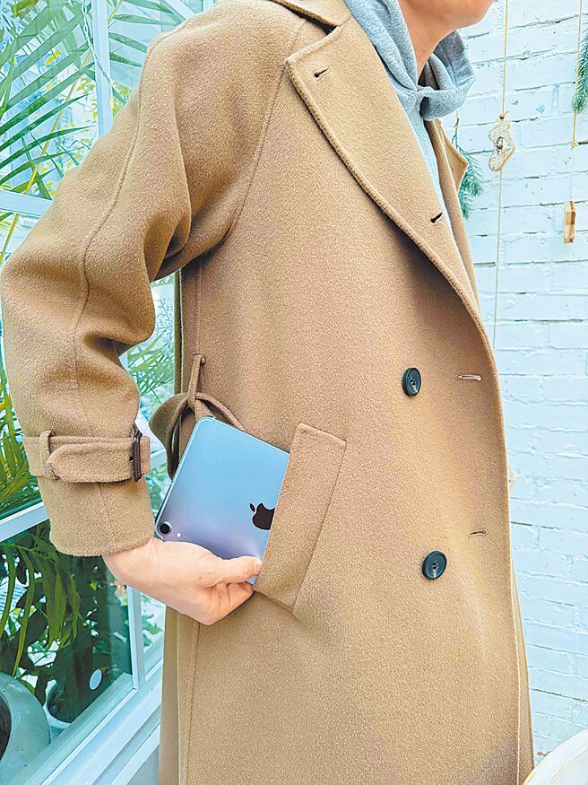8.3吋大小的iPad mini 7能轻松放入口袋内。（古明弘摄）