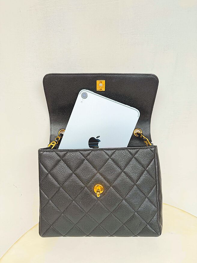 轻薄的iPad mini 7不到300公克，可放入精品包内，便携性强。（古明弘摄）