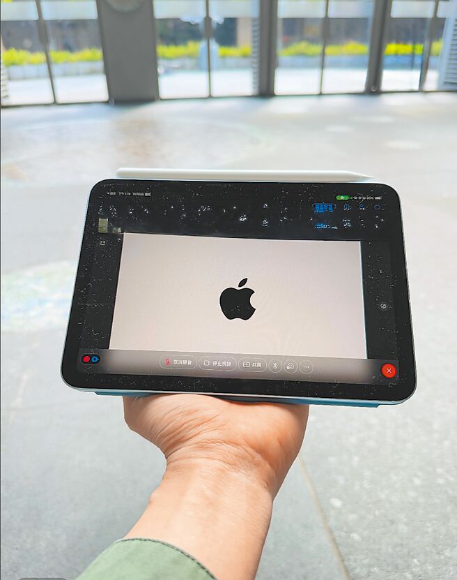iPad mini 7可随时拿着走，单手就能进行视讯会议。（古明弘摄）