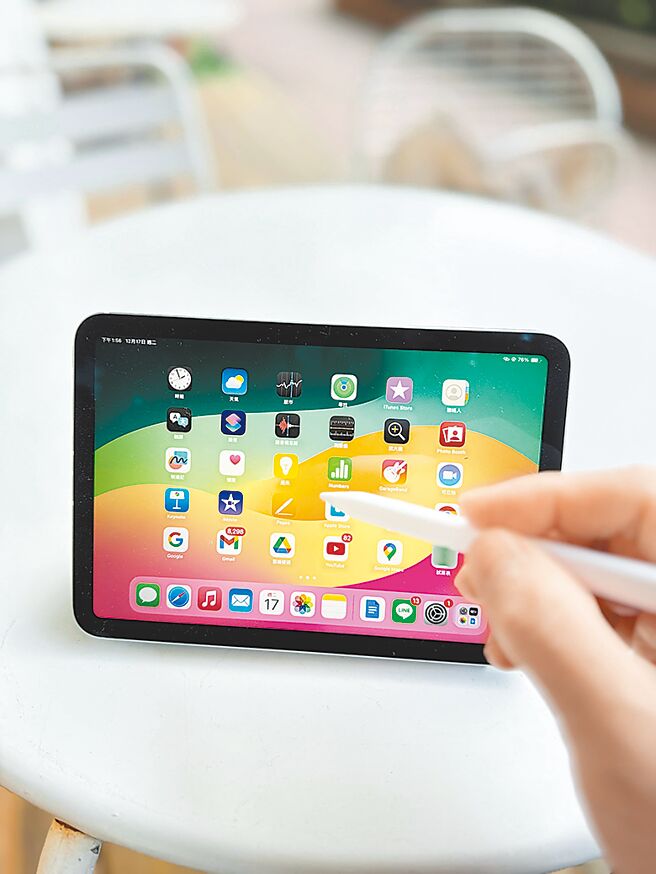 搭配Apple Pencil Pro，使用iPad mini 7更能发挥笔记和绘图功能。（古明弘摄）