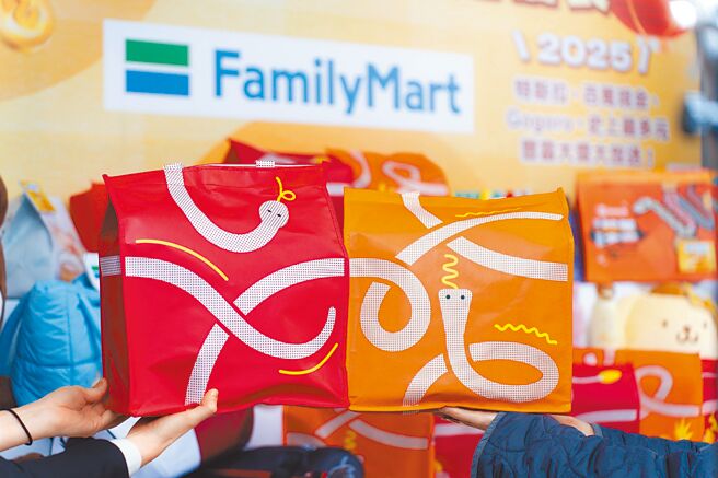 全家2025年開運福袋限量65萬組，每袋售價249元，內容物包含價值百元的零食飲料，憑附贈飲料提袋QR Code再享咖啡優惠。（吳松翰攝）