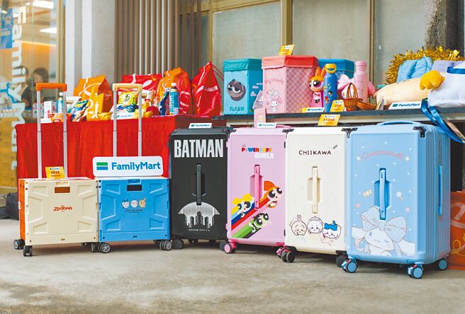 全家肖像福袋包括「摺疊手推車」899元、「行李箱」1499元。（吳松翰攝）