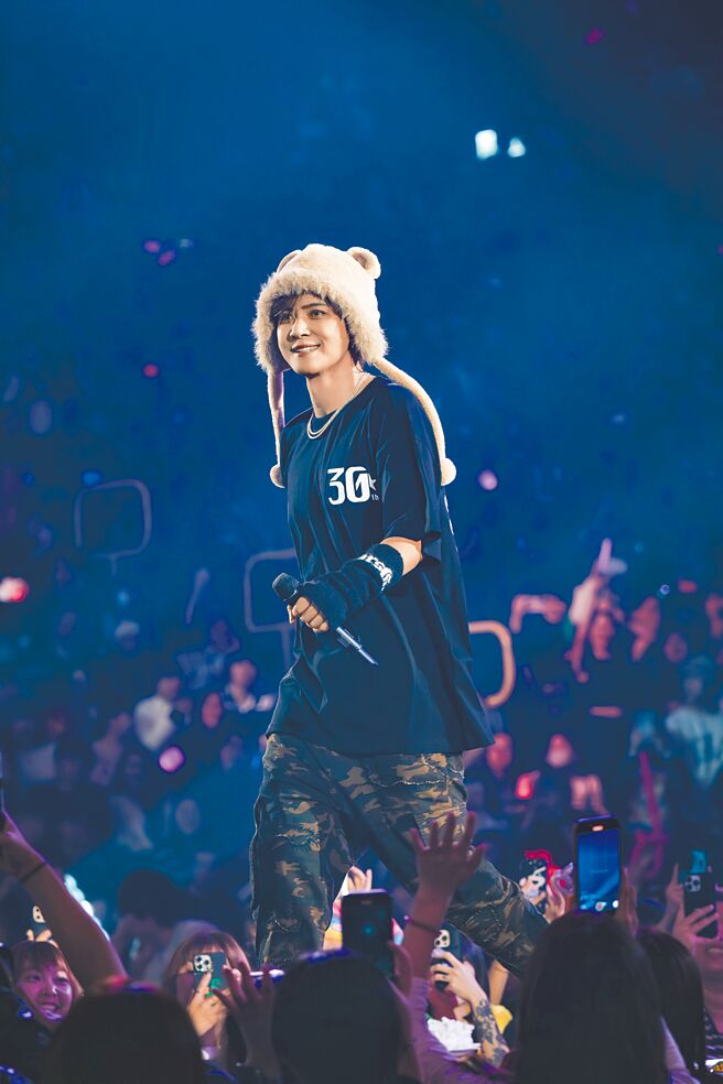 羅志祥日前在高雄巨蛋開唱，跟台下粉絲熱情互動。（寬宏藝術X華納音樂提供）