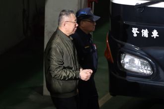 影》小草崩潰哭喊「阿北撐住」！寒風中等柯文哲囚車抵看守所：外面陪你