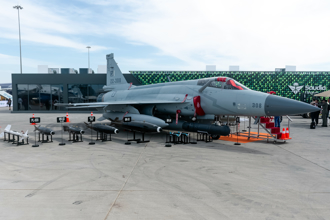 陆枭龙战机打败俄Su-35？美死对头也想买