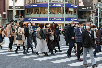 一票人去日本高烧、咳出血 她急问：要取消吗