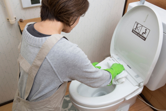 馬桶免刷變亮白 內行激推1神物：瞬間瓦解尿垢