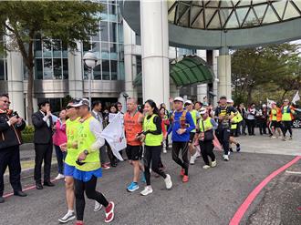 讓愛不間斷！4盲人環台路跑助15社福團體募愛心年菜