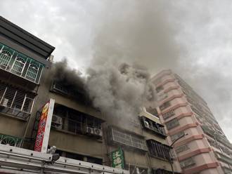 三重公寓火警！濃煙瀰漫90名消防員搶救 5人脫困