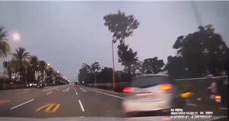 機車突左偏害休旅車掉落高屏大橋引道　險波及「他們」