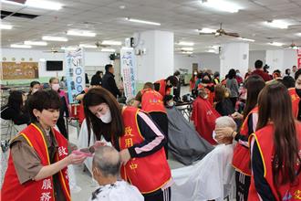 致用高中學子愛心義剪 前進海線偏鄉為長輩送暖迎新年