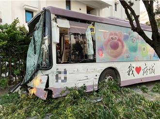 台南安南區閃燈路口車禍 公車挨撞衝民宅3人擦挫傷