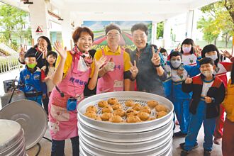 環島饅頭小貨車 開進屏縣溪北國小