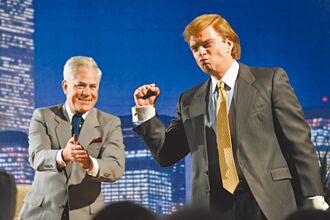 赛巴斯汀史坦入魂川普 狂灌可乐增胖