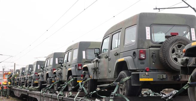 新型繫固器将成排车辆整齐綑绑，确保机动任务安全。（记者傅文琦摄）