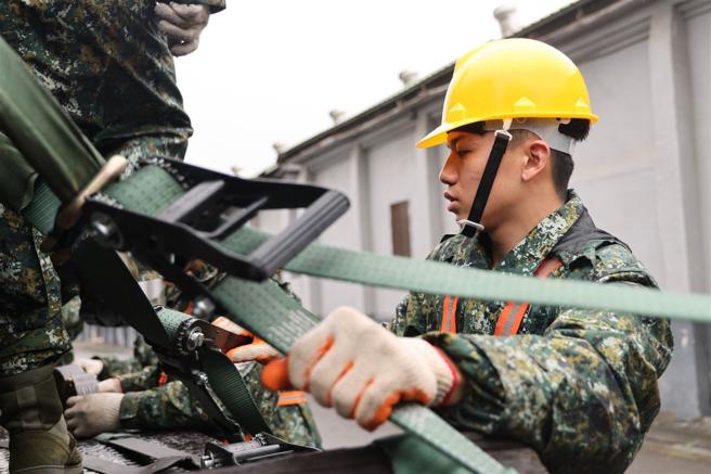 官兵在完成綑绑后，再次确认綑绑带松紧度。（记者傅文琦摄）