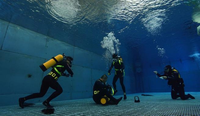 水械专长班学员模拟在贴近真实的海域中进行故障排除，教官从旁记录学员操作过程，做为训后精进参考。（记者谢承宏摄）