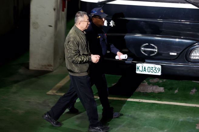 台北地检署侦办京华城相关弊案，不服民眾党前主席柯文哲等4人再获台北地院裁定交保提出抗告，台湾高等法院1日作出裁定，撤销原裁定发回。法院2日晚间6点开庭，柯文哲经讯问3小时15分钟，于9点15分结束。合议庭谕知将于10点40分谕知裁定结果。最终裁定4人全部羁押禁见。（资料照/杜宜谙摄）