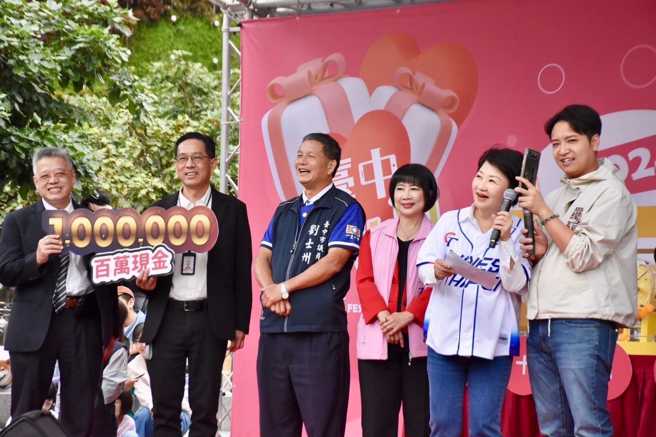 莊先生在台中購物節抽中100萬元，卻因戶籍不在台中市而無法領取。（翻攝台中購物節臉書）