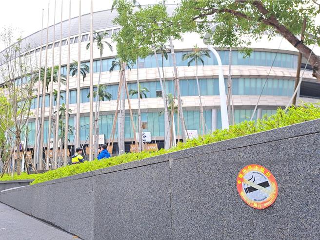 台北大巨蛋，除戶外6處吸菸區，園區室內、外全面禁菸，不過天后張惠妹2024年12月大巨蛋演唱會仍有不少癮君子違規抽菸，北市衛生局表示，演唱會期間共抓到21位違規吸菸人；北市環保局則說，告發24件亂丟煙蒂民眾。（温予菱攝）