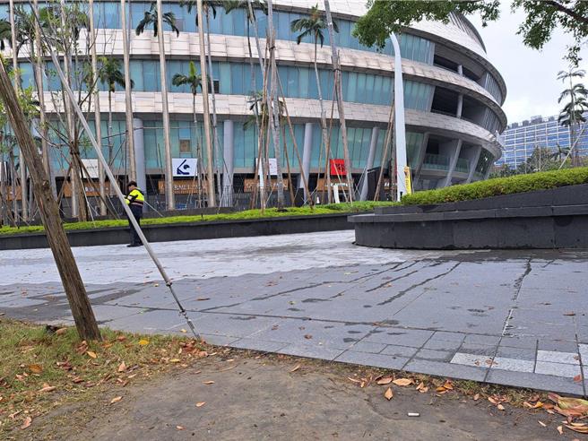 台北大巨蛋為室外禁菸區，但有煙蒂被隨意丟棄。（温予菱攝）