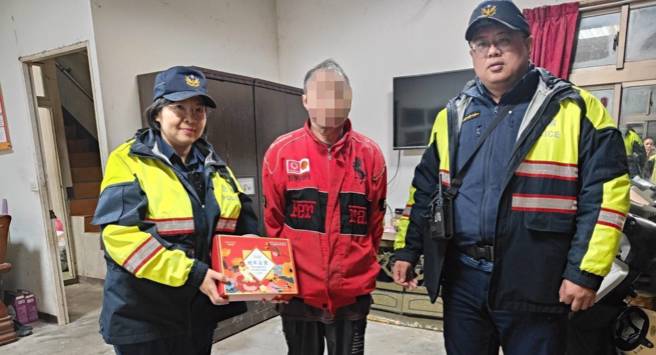 離家15公里步行32小時，失智的范男忘了回家路，龍潭暖警助團圓。（翻攝畫面）