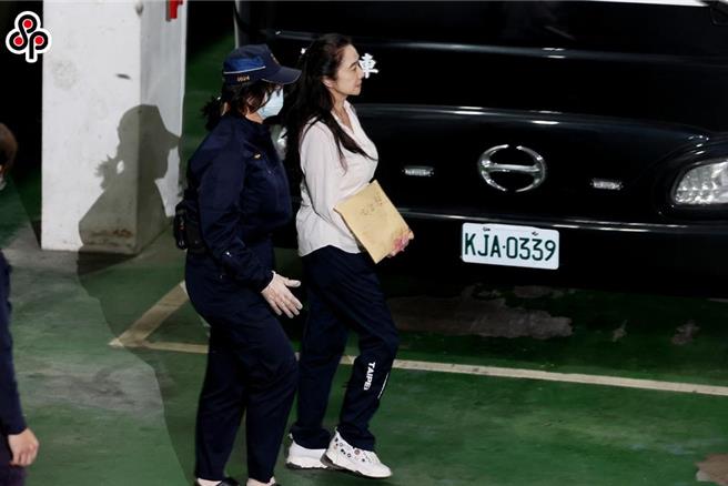 台北地院第三度召开接押庭，台北市议员应晓薇（右）在庭审后遭裁定羁押禁见，应晓薇3日凌晨移送台北看守所。（杜宜谙摄）