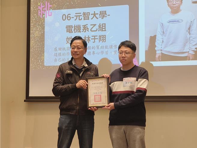 元智大学电机系乙组林于翔去年获得桃园市希望工程奖助学金，他小学时父亲因病逝世，来自大陆的母亲，靠摆地摊、看护与他相依为命。日前获得桃园市希望工程奖助学金。他说，奖学金用在考证照的报名费及缴纳补习班的费用，未来希望到科技业，改善家境。（赖佑维摄）