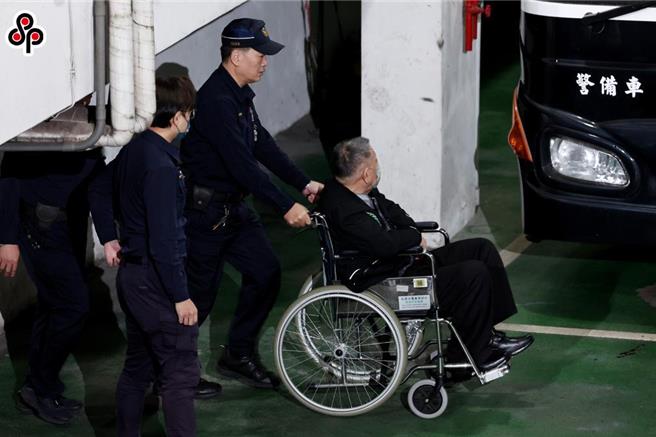 台北地院第三度召开接押庭，威京集团主席沈庆京（右）在庭审后遭裁定羁押禁见，沈庆京3日凌晨移送台北看守所。（杜宜谙摄）