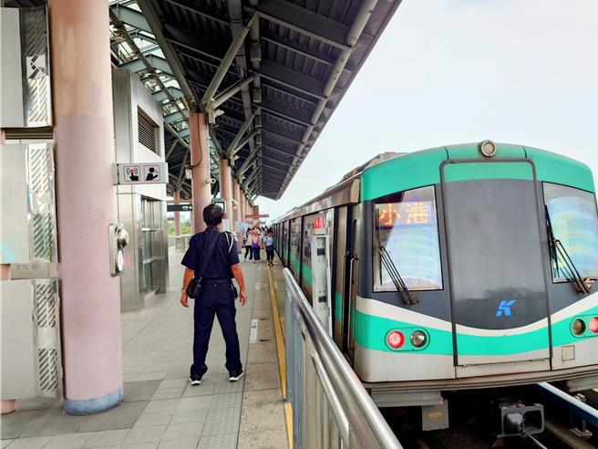 高雄捷運列車今天上午於OT1大寮站至O14鳳山國中站故障，讓150名旅客受困約1小時，直到救援車輛抵達才脫困。高捷列車示意圖。（任義宇攝）