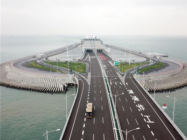 香港運輸及物流局局長陳美寶指「粵車南下」是粵港澳大灣區「互聯互通」的重要舉措，並且與「港車北上」、「澳車北上」等政策相輔相成。圖／新華社