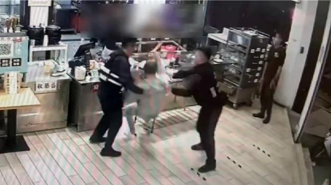 台中市北区某豆浆店2日23时多，王姓与潘姓男子因点餐太久，与刘姓店员发生口角，竟闯入柜台并持锅盖、汤匙等器物对刘男一顿猛打，警方到场后，王、潘两人仍与警方僵持对峙。（民眾提供／潘虹恩台中传真）
