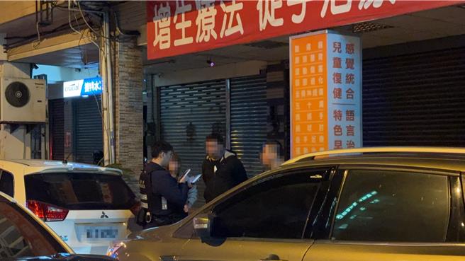 台中市中清路一段同日23时58分也传出多人吵架纠纷，费姓女子与杜姓男子疑因交往期间1万元债务协商未果，互相叫嚣，幸警方获报及时介入。（民眾提供／潘虹恩台中传真）