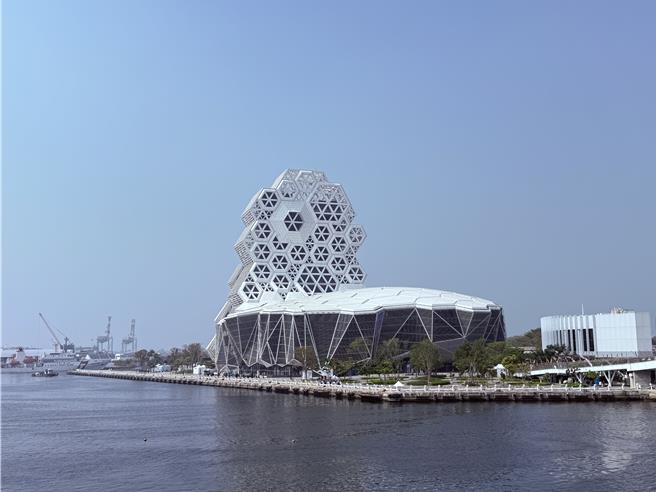 高雄流行音樂中心3日宣布，將首度與文藻大學傳播藝術系合作開設「流行音樂產業實務」課程，由相關部門主管講授音樂展演活動策畫與執行。（紀爰攝）