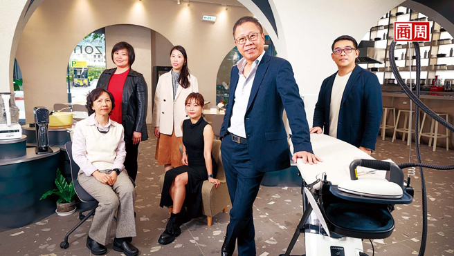 恒隆行董事长陈政鸿（右2）(摄影者．商周杨文财)