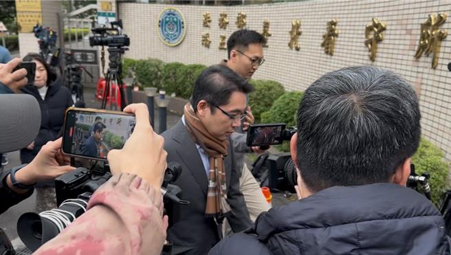 民眾党前主席柯文哲再度遭到台北地院裁定羁押禁见，上午其律师陆正义便前来律见。（贺培晏摄）