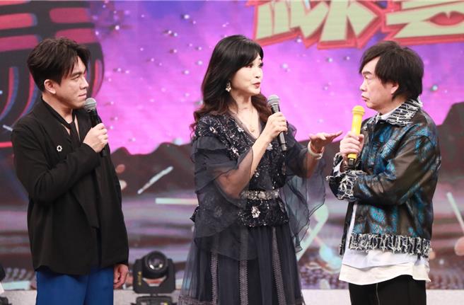 康康（右）见到梦中情人方季惟紧张不已，左为许志豪。（中视提供）