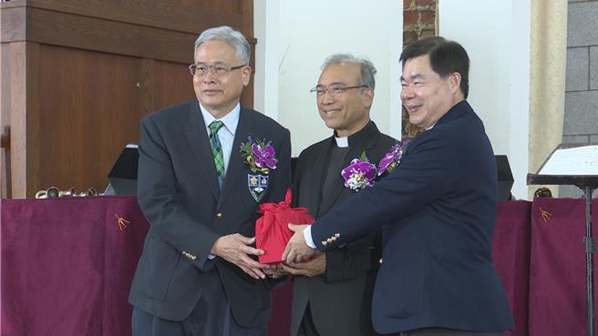 淡江中学3日举行新任校长周国生（右）的就任授职典礼。（张铠乙摄）