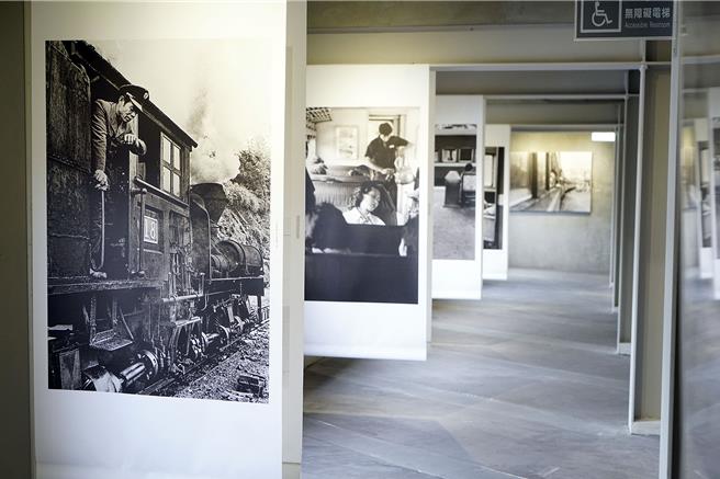 除了台铁北淡线外，摄影家阮义忠在40多年前拍摄的作品，也在这次展览中展出。（李忠一摄）
