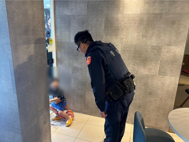 桃园市平镇区1名年仅3岁的男童2日下午趁家门未锁，仅穿着短袖衣裤、包着尿布，骑着滑步车独自溜出家门，并在车流不息的马路上玩耍。附近热心店家见状即报警协助，幸在警方协助下男童平安返家。（警方提供／廖姮玥桃园传真）