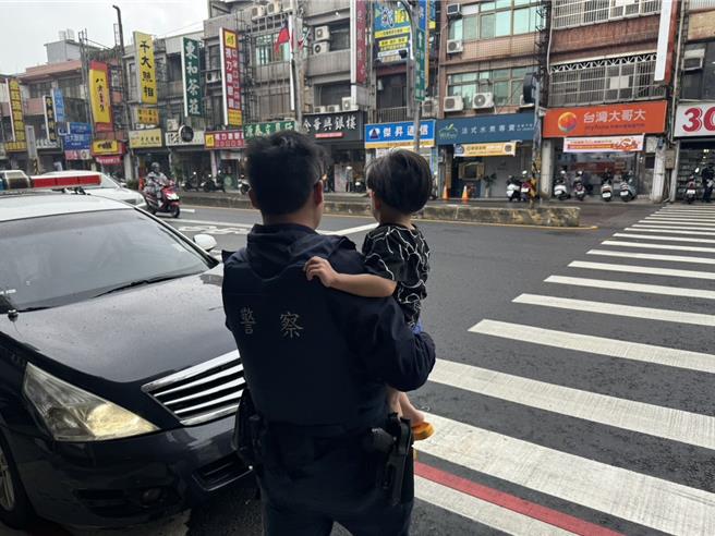 桃园市平镇区1名年仅3岁的男童2日下午趁家门未锁，仅穿着短袖衣裤、包着尿布，骑着滑步车独自溜出家门，并在车流不息的马路上玩耍。附近热心店家见状即报警协助，幸在警方协助下男童平安返家。（警方提供／廖姮玥桃园传真）